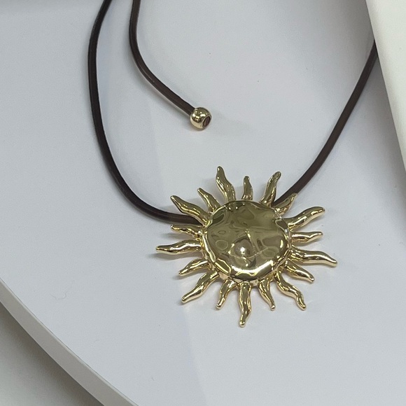 NWT ⚜️☀️⚜️ ATTERRI Gorgeous Sunburst Golden Tone Pendant Necklace - Picture 13 of 16